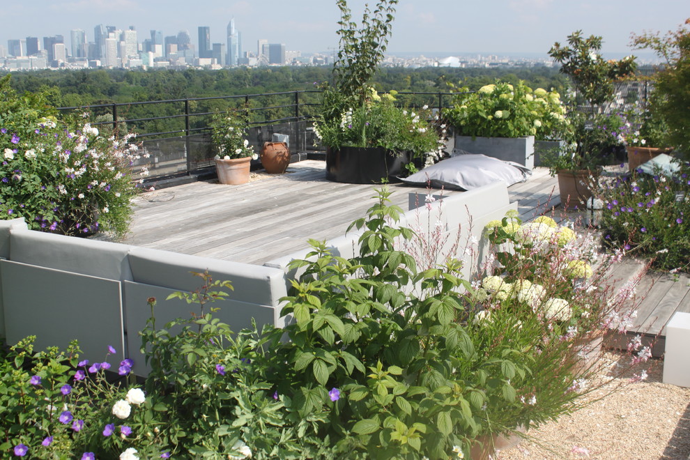 Exemple d'un balcon romantique avec des plantes en pot.