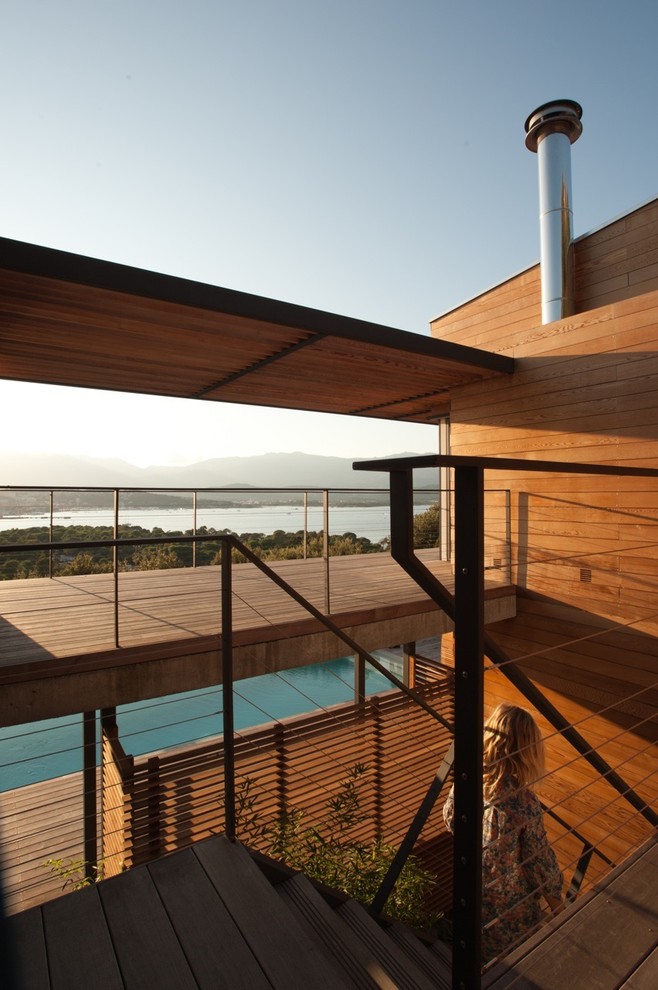 Foto di un balcone design di medie dimensioni con un tetto a sbalzo