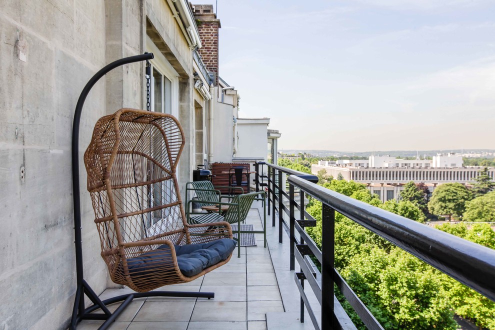Contemporary metal railing balcony in Paris with no cover and a bbq area.