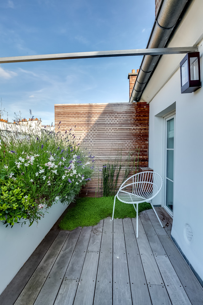 Photo of a small contemporary private balcony in Paris with no cover.