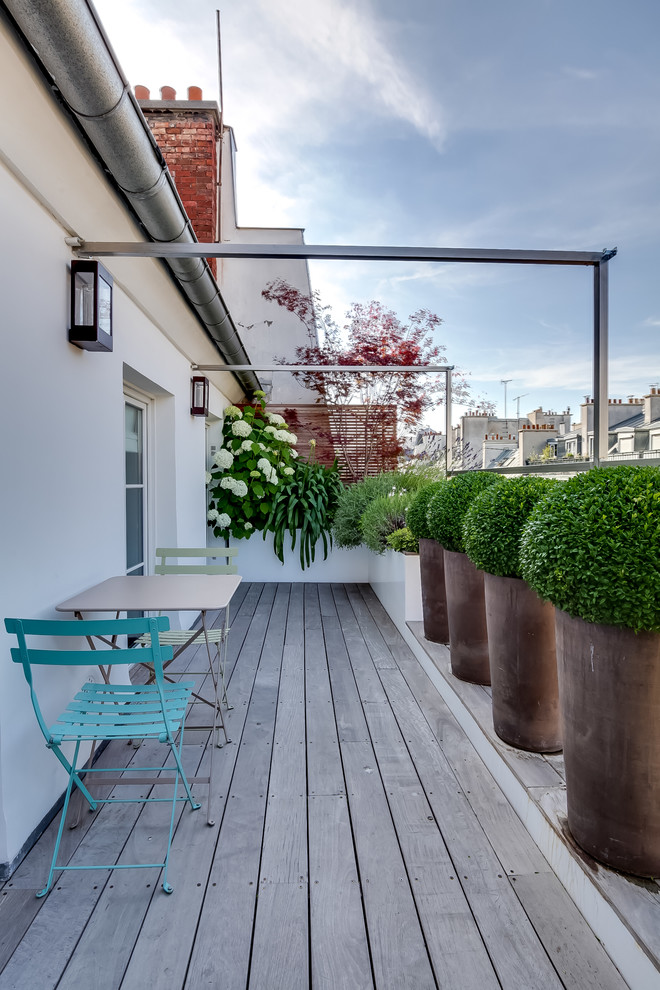 Idée de décoration pour un balcon design avec aucune couverture et des plantes en pot.