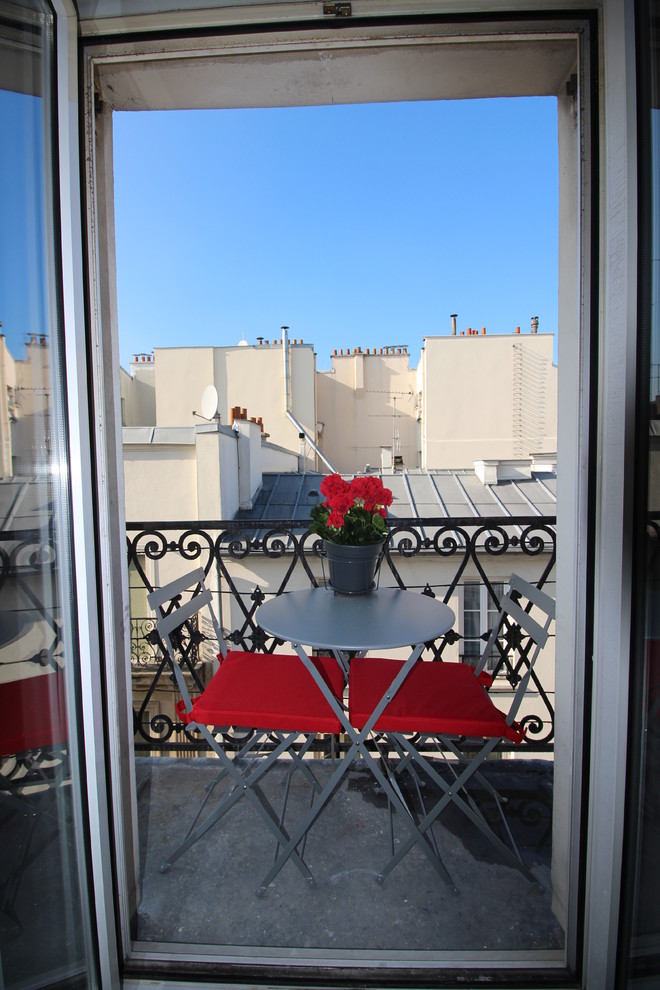 Kleiner, Unbedeckter Moderner Balkon mit Kübelpflanzen in Paris