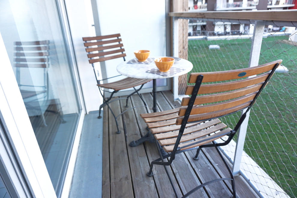 На фото: маленький балкон и лоджия в стиле модернизм с навесом для на участке и в саду