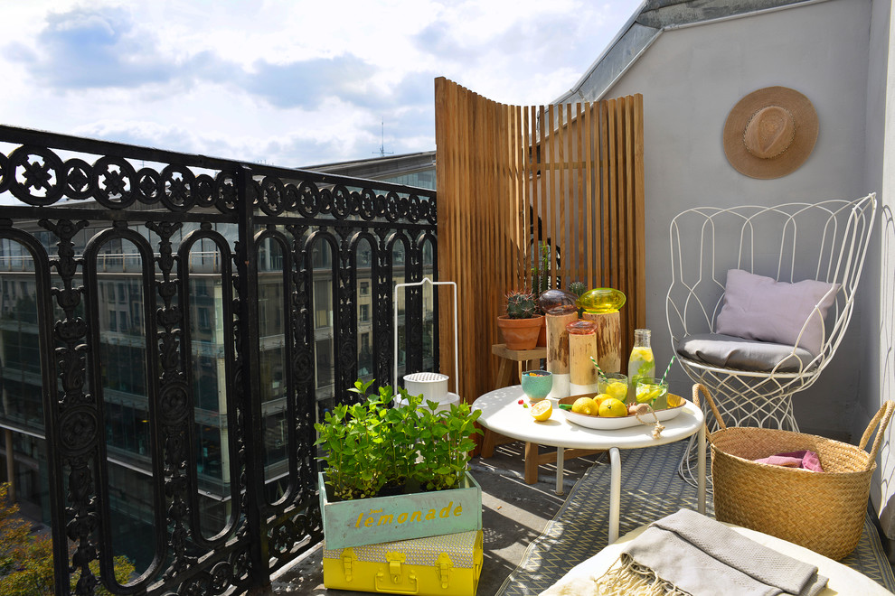 Inspiration for a small eclectic balcony remodel in Paris