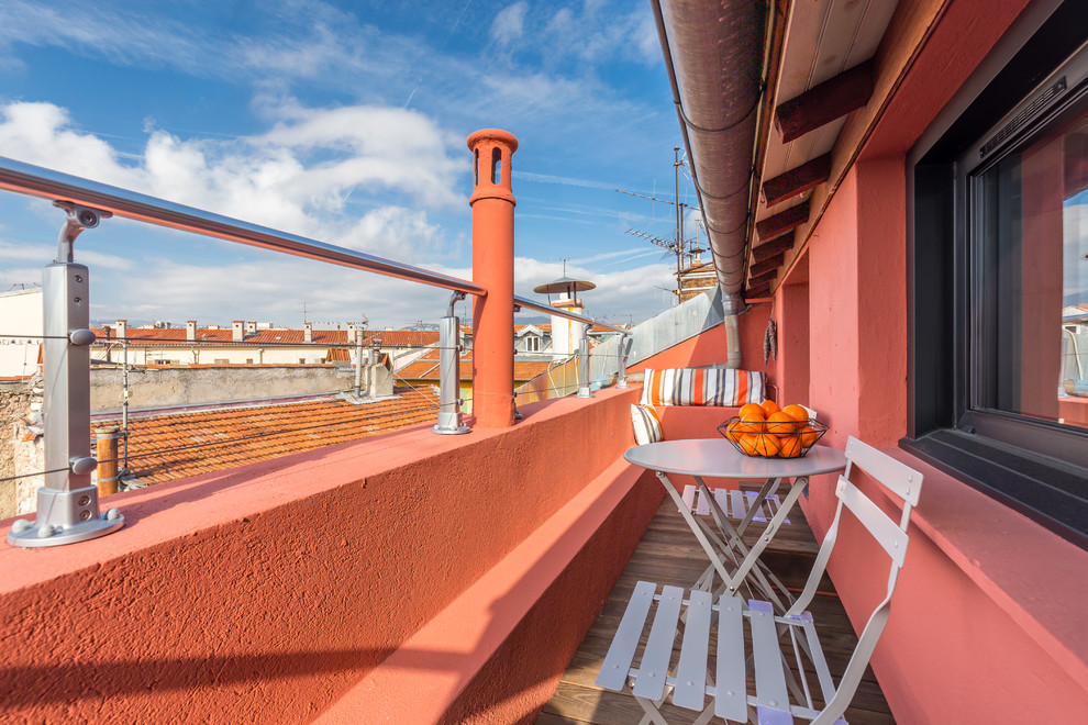 Immagine di un piccolo balcone mediterraneo con un tetto a sbalzo