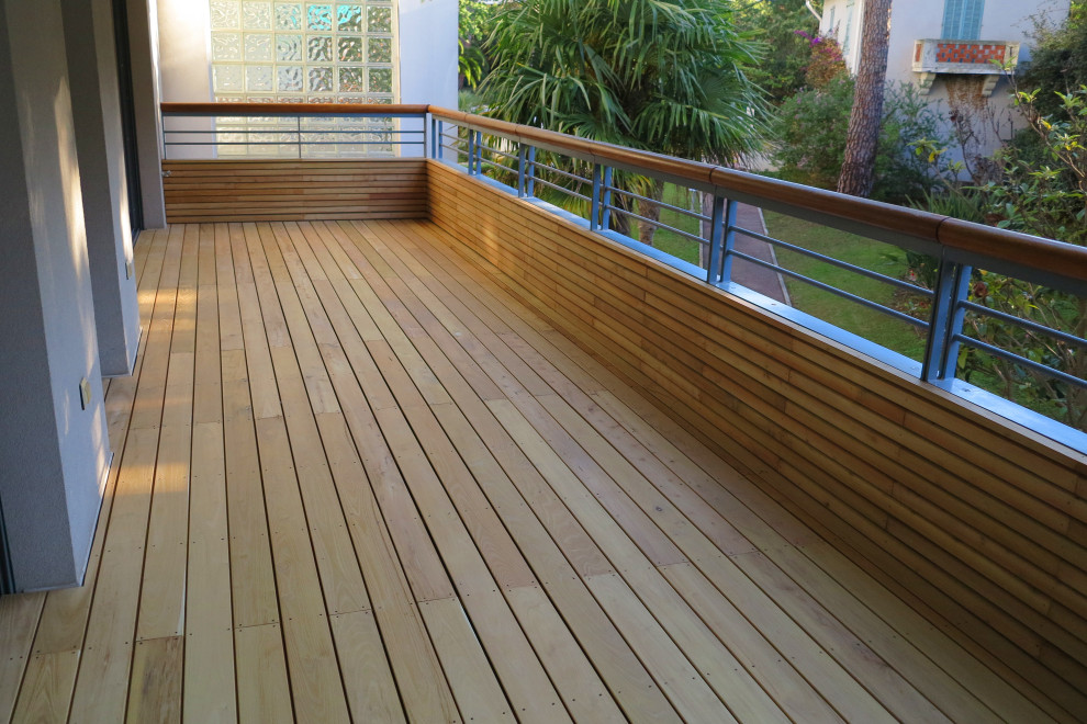 Terrasse en bois sur balcon - Balcony - Nice - by WooDesign | Houzz