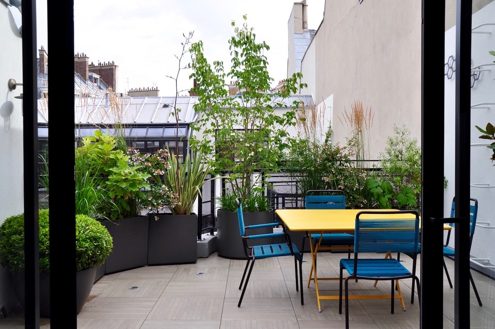 Réalisation d'un balcon design avec des plantes en pot et aucune couverture.