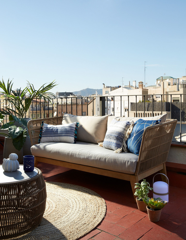 Aménagement d'un balcon contemporain avec aucune couverture et un garde-corps en métal.