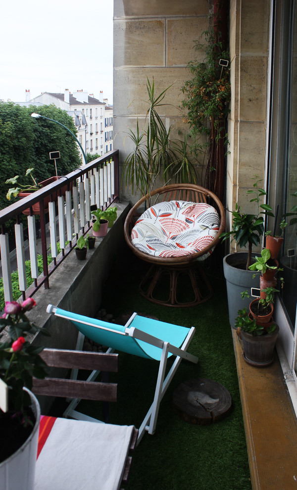 На фото: маленький балкон и лоджия в классическом стиле с металлическими перилами для на участке и в саду с