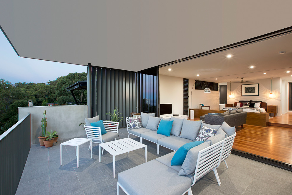 Inspiration pour un balcon minimaliste avec une extension de toiture et des solutions pour vis-à-vis.
