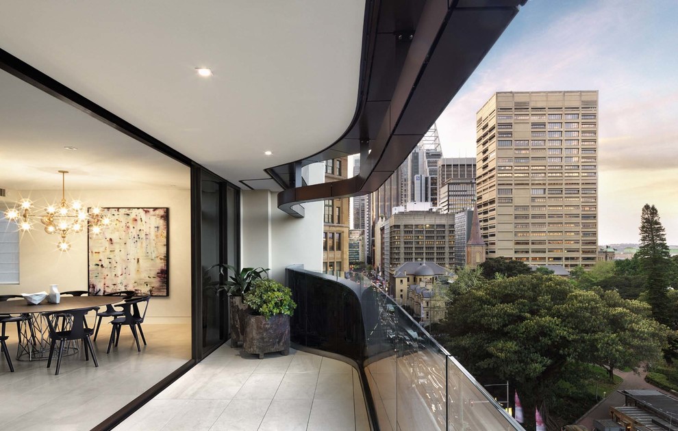 Kleiner, Überdachter Moderner Balkon mit Beleuchtung in Sydney