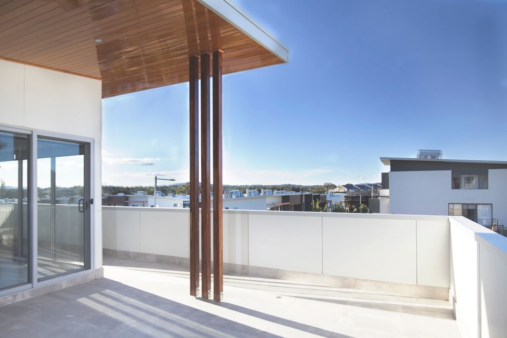 Immagine di un balcone minimal di medie dimensioni con un tetto a sbalzo