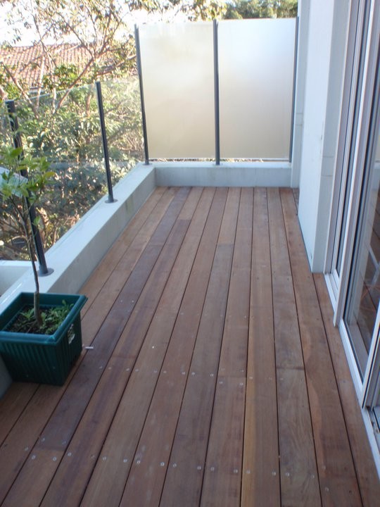 На фото: маленький балкон и лоджия с стеклянными перилами для на участке и в саду с