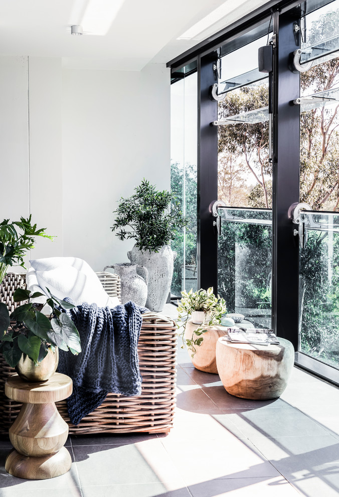 Источник вдохновения для домашнего уюта: лоджия среднего размера в современном стиле с навесом и стеклянными перилами