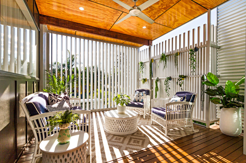 Modelo de balcones tropical de tamaño medio en anexo de casas con jardín vertical y barandilla de metal