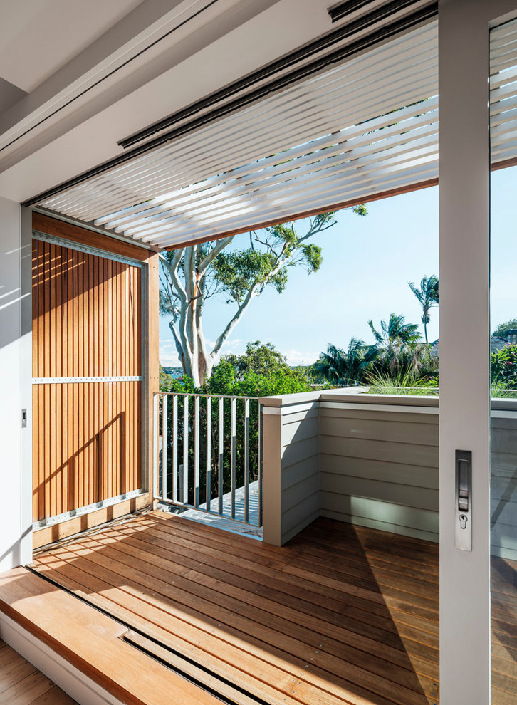 Стильный дизайн: маленькая пергола на балконе в современном стиле с растениями в контейнерах и металлическими перилами для на участке и в саду - последний тренд