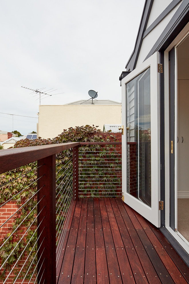 Idee per un piccolo balcone minimal con nessuna copertura e parapetto in metallo