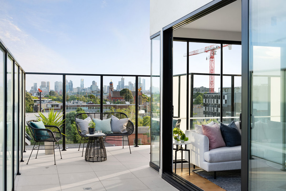 Свежая идея для дизайна: балкон и лоджия в современном стиле с стеклянными перилами и забором без защиты от солнца - отличное фото интерьера