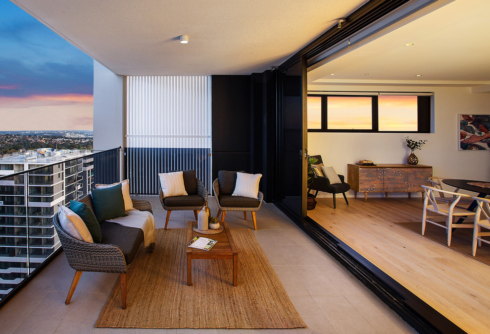 Mittelgroßer, Überdachter Klassischer Balkon mit Wohnung und Glasgeländer in Sydney