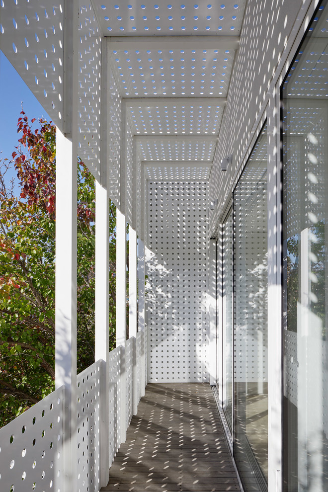 Foto de balcones contemporáneo de tamaño medio con privacidad