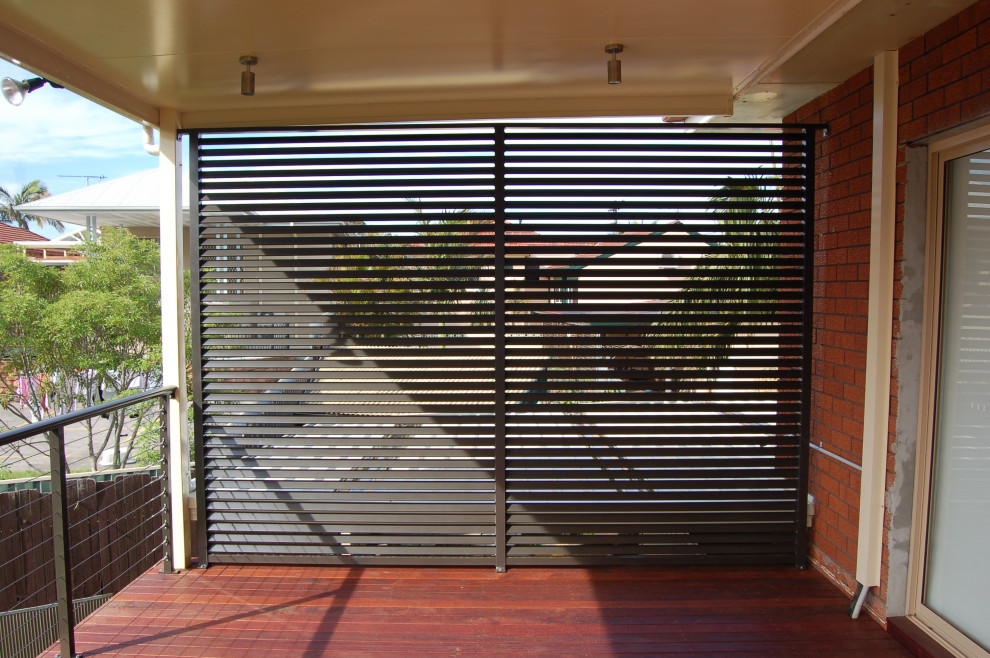 Ejemplo de balcones minimalista con privacidad y barandilla de metal