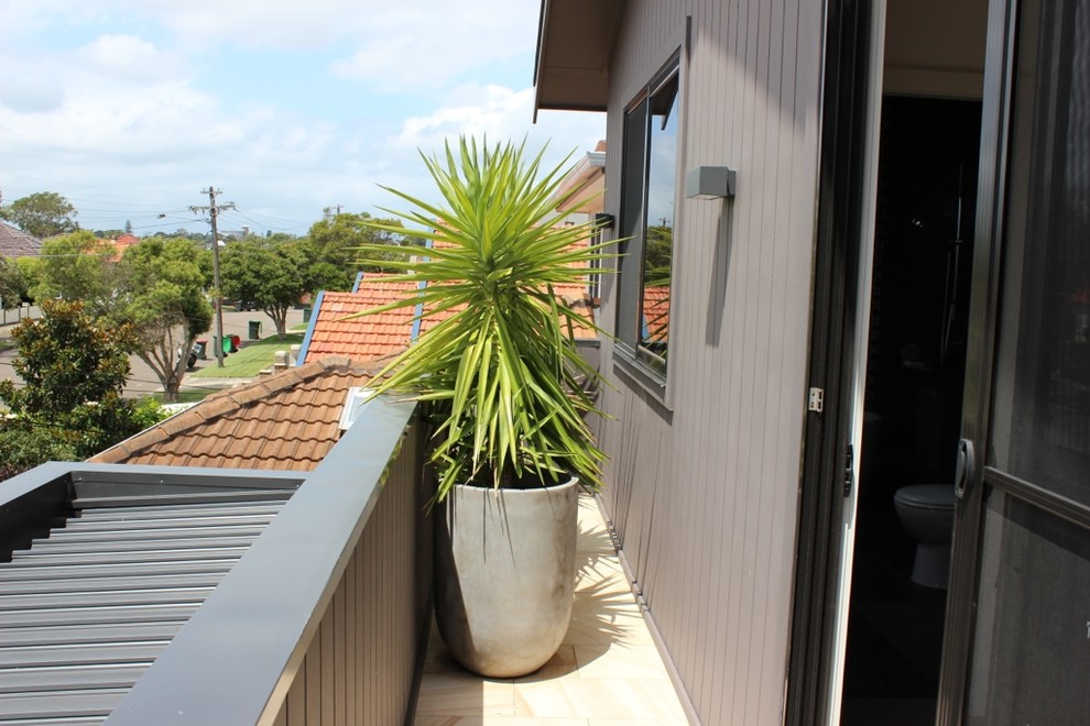 Kleiner, Unbedeckter Moderner Balkon in Brisbane