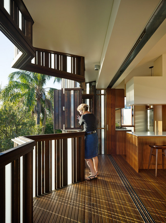 Photo of a small contemporary balcony in Brisbane.