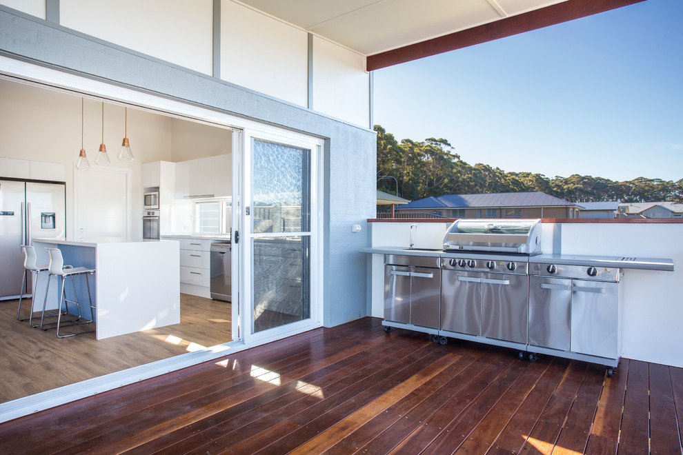 Свежая идея для дизайна: балкон и лоджия среднего размера в морском стиле с навесом - отличное фото интерьера