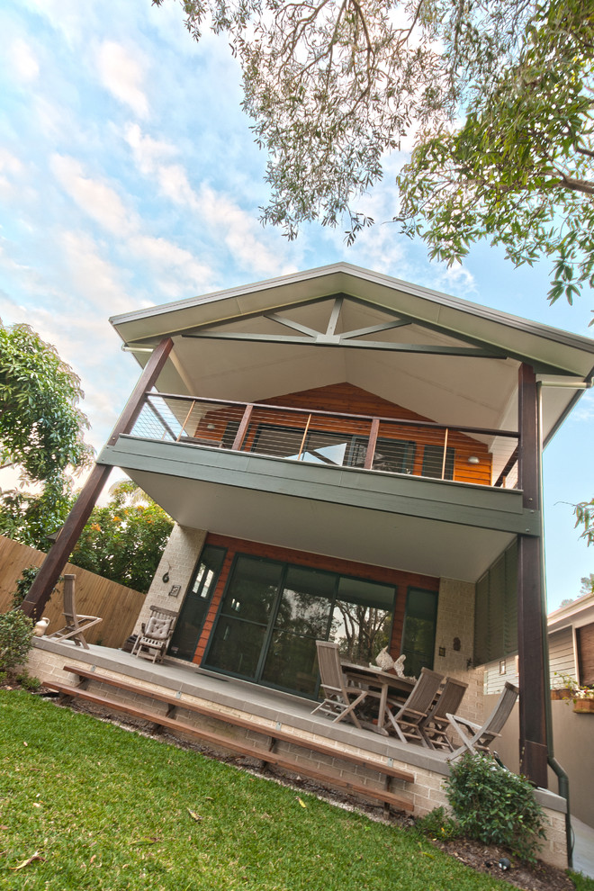 Inspiration pour un balcon design avec une extension de toiture.