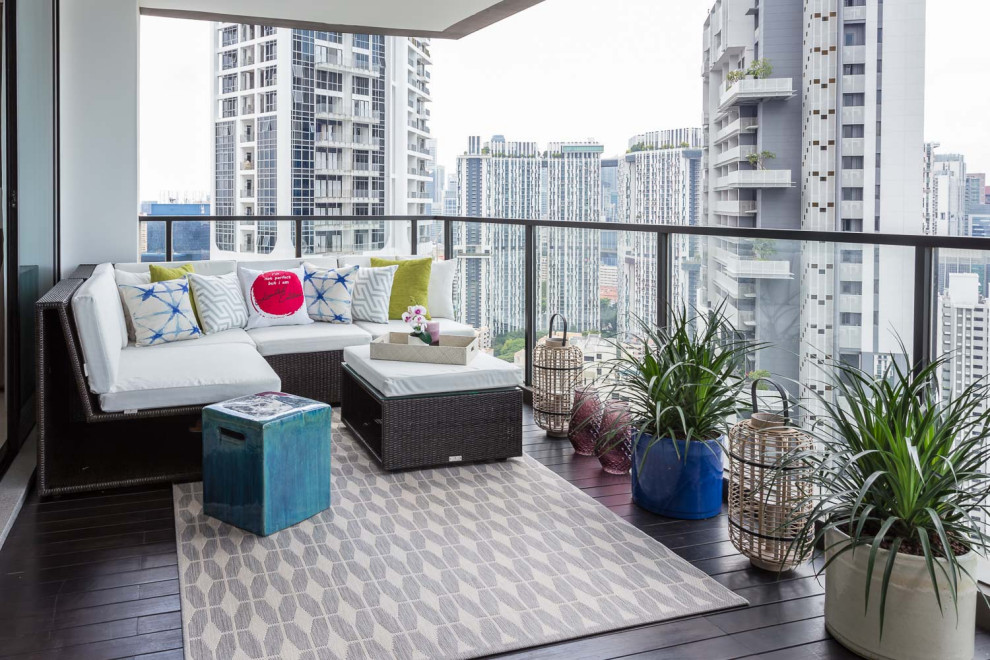 Überdachter Moderner Balkon mit Wohnung und Glasgeländer in Singapur