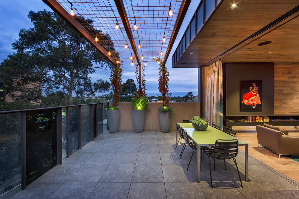 Moderner Balkon mit Pergola und Beleuchtung in Melbourne