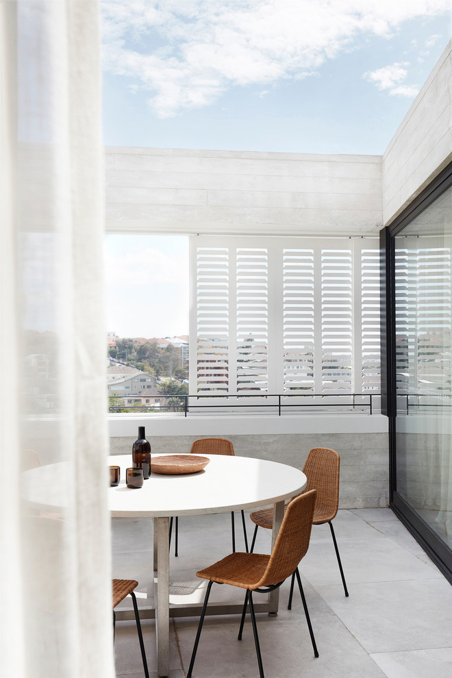 Стильный дизайн: балкон и лоджия в современном стиле с перилами из смешанных материалов и перегородкой для приватности без защиты от солнца - последний тренд