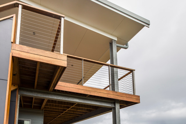 Timber deck with wire balustrade - Contemporary - Balcony
