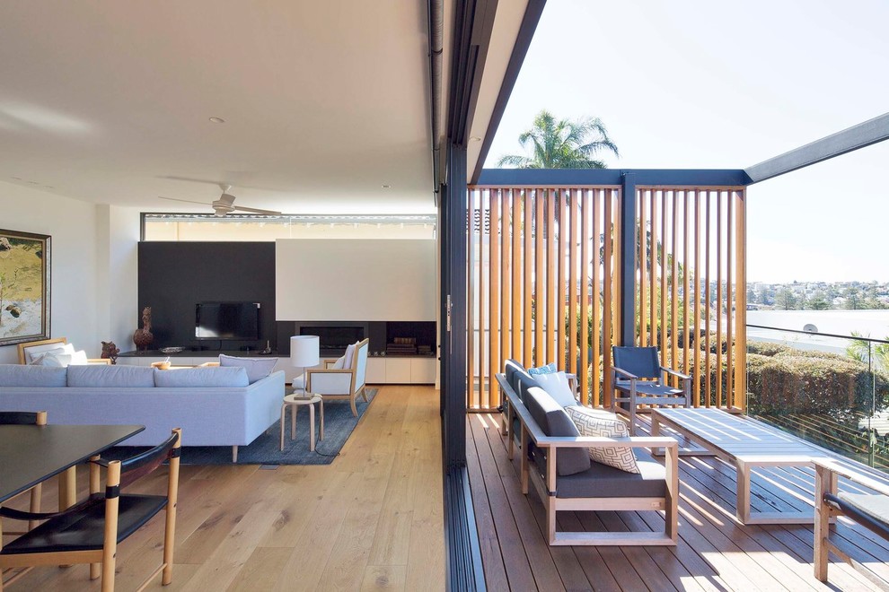 Свежая идея для дизайна: балкон и лоджия среднего размера в современном стиле с стеклянными перилами и забором без защиты от солнца - отличное фото интерьера