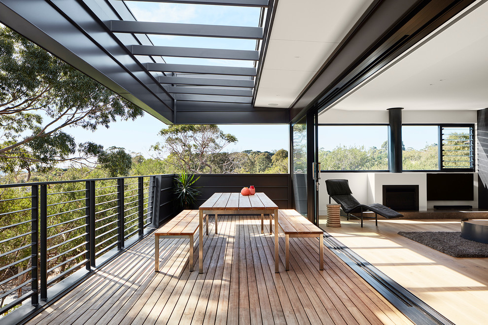 Idéer för en mellanstor modern balkong, med takförlängning