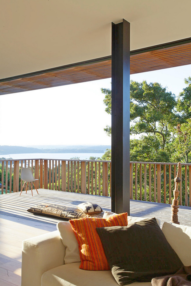 Idee per un balcone design di medie dimensioni con una pergola e parapetto in legno