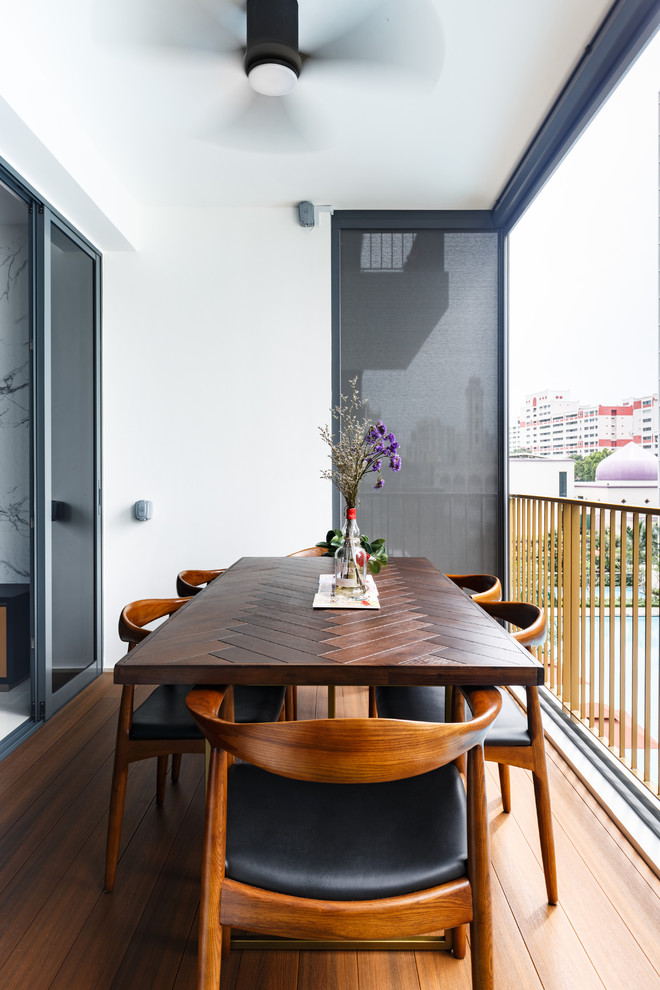 Exemple d'un balcon tendance d'appartement avec une extension de toiture et un garde-corps en métal.