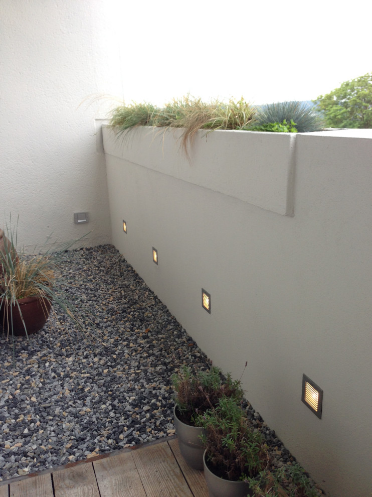 На фото: маленький балкон и лоджия для на участке и в саду с