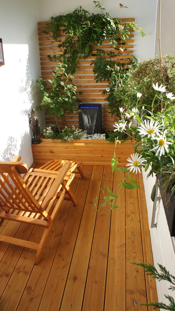 На фото: маленький балкон и лоджия в восточном стиле с козырьком для на участке и в саду