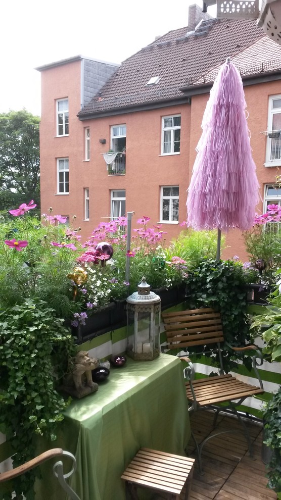 Kleiner Landhausstil Balkon mit Kübelpflanzen in München