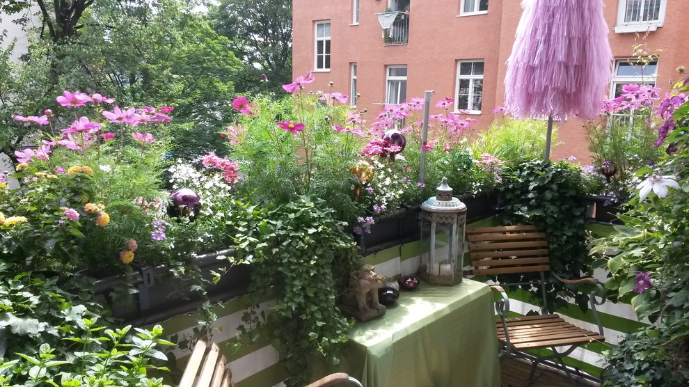 На фото: маленький балкон и лоджия в стиле кантри с растениями в контейнерах для на участке и в саду