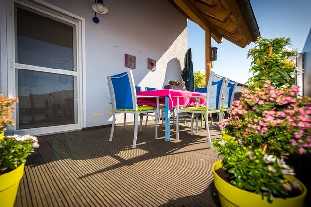 Balkon mit WPCBelag und Geländer in Vollkernplatte Modern Balkon