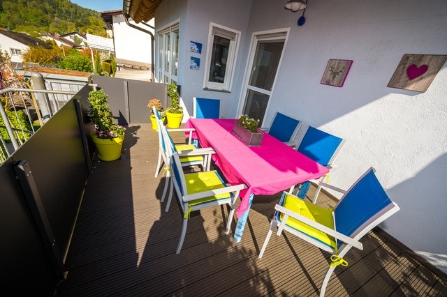 Balkon mit WPCBelag und Geländer in Vollkernplatte Contemporary