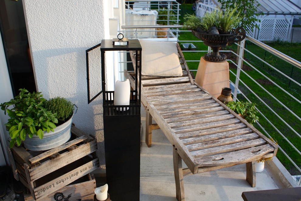 Пример оригинального дизайна: маленький балкон и лоджия в средиземноморском стиле с навесом для на участке и в саду