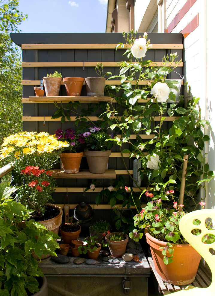 Идея дизайна: маленький балкон и лоджия в скандинавском стиле для на участке и в саду