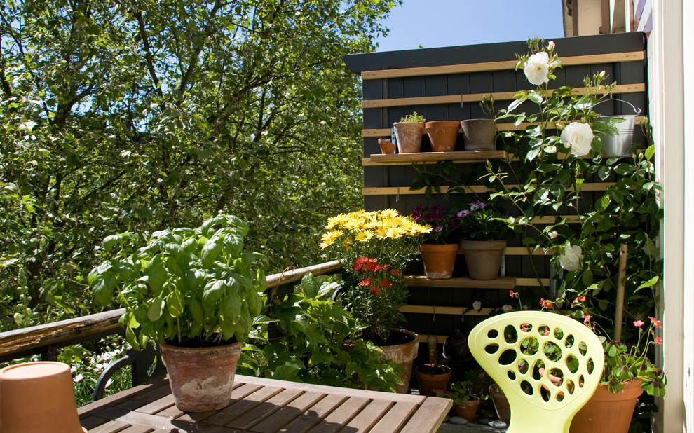 Пример оригинального дизайна: маленький балкон и лоджия в скандинавском стиле для на участке и в саду