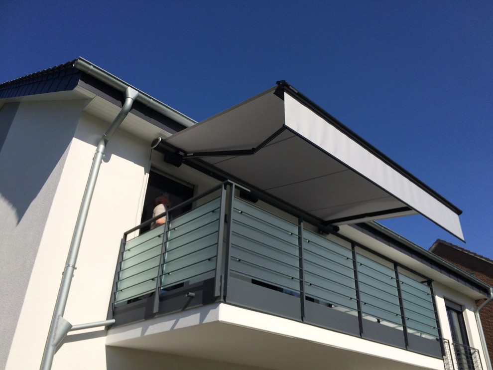 Moderner Balkon mit Markisen in Sonstige