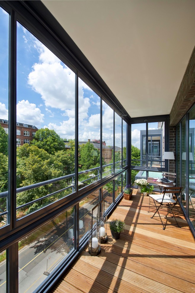 Mittelgroßer, Überdachter Moderner Balkon in Stuttgart