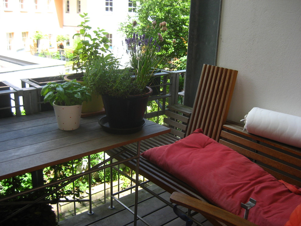 Пример оригинального дизайна: маленький балкон и лоджия в классическом стиле с растениями в контейнерах и металлическими перилами без защиты от солнца для на участке и в саду