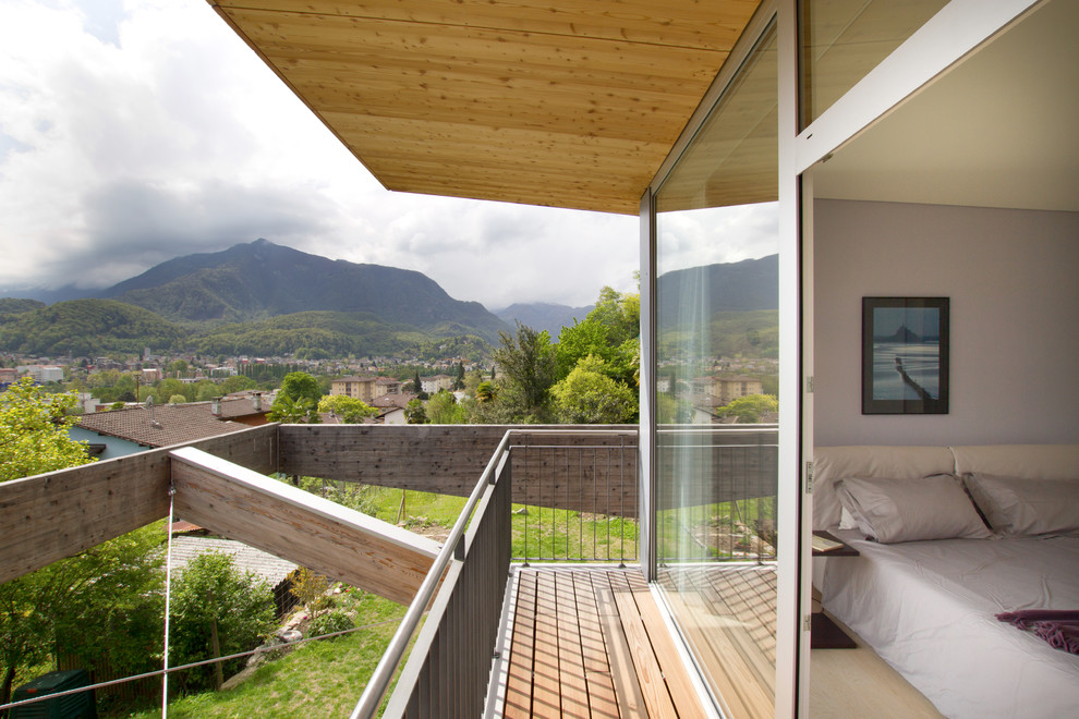 Cette photo montre un balcon tendance de taille moyenne avec une extension de toiture.